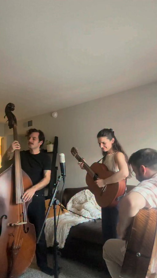 Hard to keep things secret so here you go ✨ Something we’ve been working on behind the scenes. Magic Black (original song I wrote with @edprosek ) arranged and performed with master Italian friends @luca.chiappara and @maxabbatino 🇮🇹❤️

#italian #independentartist #acoustic #singersongwriter #jazz