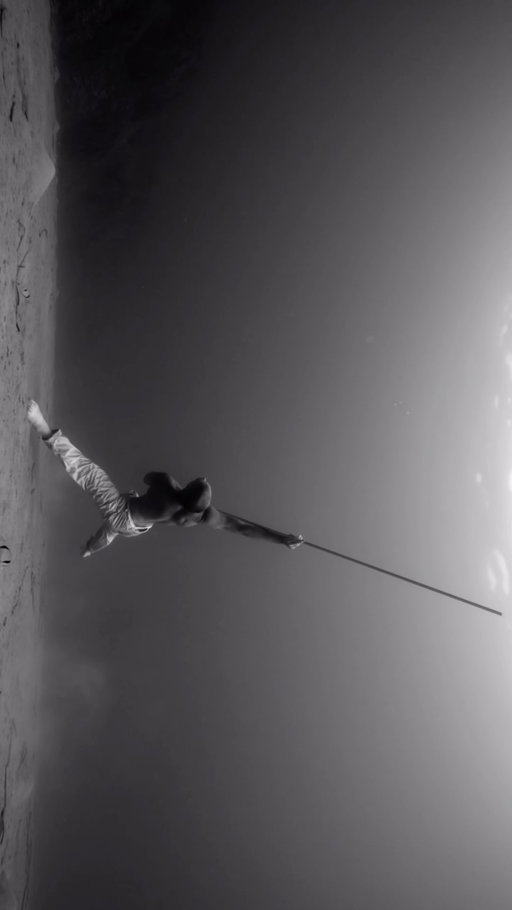 I’m working on developing material for a short film with this stainless steel bar. The bar weighs 3.5 kg and it allows a play between buoyancy and center. Cala Rossa 11m #projectlimb #underwaterdance #dance #freediving #sicily