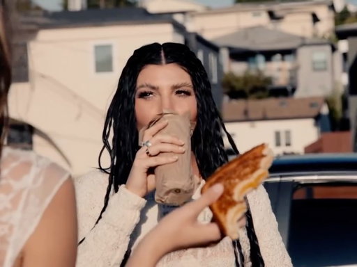𝙃𝙊𝙏 𝙂𝙄𝙍𝙇𝙎 𝘿𝙊𝙉’𝙏 𝘽𝙐𝙔 𝘿𝙍𝙄𝙉𝙆𝙎: a Grilled Cheese film

by novul 

SEPT 11