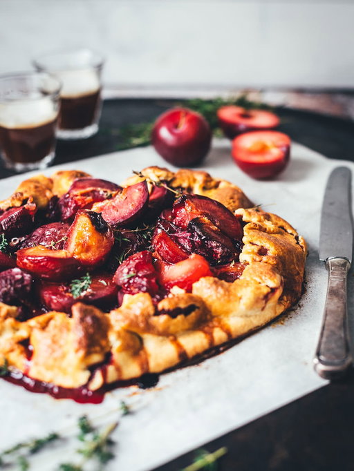 Endlich Pflaumenzeit – Zeit für eine neue Rezeptwoche rund um Zwetschgen und Pflaumen! 🙌🏻

Diese Woche teile ich meine liebsten Rezepte mit euch und los geht es heute mit dieser Pflaumen-Crostata mit Thymian! 😍

Das ist eine rustikale Galette, also eine auf dem Blech frei geformte Tarte mit knusprigem Mürbeteig, saftiger Fruchtfüllung und etwas frischem Thymian. Ganz einfach selbst gemacht und perfekt für den Spätsommer 👌🏻

👉🏻 Kommentiert jetzt einfach mit dem Wort
REZEPT
und ich schicke es euch direkt zu!

☺️ Und guckt heute auch unbedingt bei @diejungskochenundbacken @skueche und @zimtkeksundapfeltarte vorbei – auch hier findet ihr heute tolle Rezeptideen rund um die Pflaume!