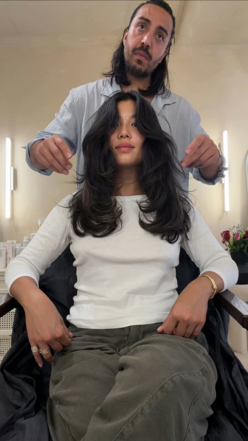 End of summer hair refresh & here's what I usually ask for:

1-1.5 inch trim 
face framing layers 
bangs that hit right above the chin
layers and texture all the way around (helps with volume) 

#layeredhair #haircut #90shair #hairinspo #londonsalon