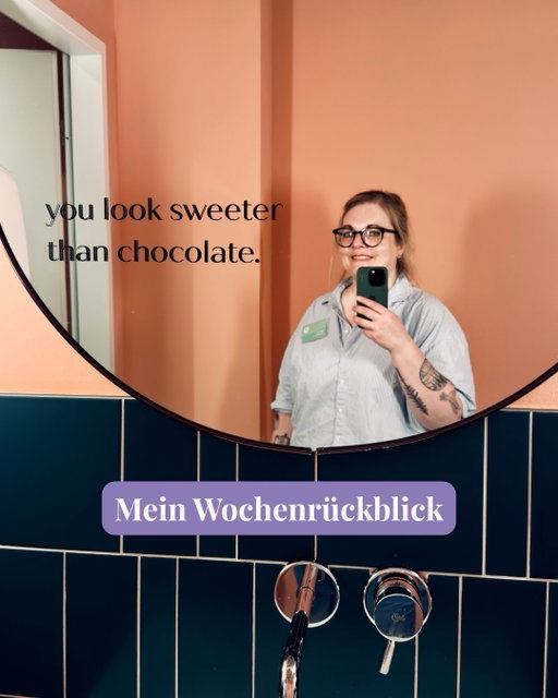 Offensichtlich habe ich nur extreme Wochen, entweder nur zu Hause oder nur unterwegs 😅

1. Immerhin ein Klo-Selfie hinbekommen! 🙋🏼‍♀️
2. Mit @diejungskochenundbacken auf nach Hamburg zum Arbeiten. Erster Halt bei Kerstin und @cookinghands_by_guidoweber im @trendlabloft. Tausend Dank für die tolle Gastfreundschaft, das war alles köstlich! 🫶🏻
3.  Ja, Industrial Charme muss man mögen, ich fands großartig. Nicht bunt, keine komischen Bilder an den Wänden, würde wieder das @moxyhamburgaltona buchen.
4. Ja, auf den zweiten Blick sieht es vielleicht bisschen nach Krankenhaus aus, aber es war für mich einfach das perfekte Frühstück! 😅
5. War kein Touri-Trip, ein bisschen was hat man aber gesehen...
6. Sonst mein sicherer Hafen, bevor ich zum Zug muss – jetzt mal hier für ein Mittagessen @mutterland.de
7. Ganz fantastischer Lunch!
8. Abends dann Blogger-Treffen im @tigre_hamburg
9. Einmal alles für @feiertaeglich @skueche @diejungskochenundbacken und mich! @seelenschmeichelei konnte leider nicht dabei sein, die haben wir vorher noch besucht ❤️
10. Danke an @sascha.w.pictures für das Foto! 🫶🏻
11. Unterwegs mit dem Reisebus über die Felder der Lüneburger Heide mit @christina.becher und @sandramuehlbergkocht ☺️
12. Danke an @waseigenes für das Foto! Ist das mein neuer Signature Move, so vorgebeugt rumzustehen? Ich erkenne ein Muster 🤷🏼‍♀️
13. Das hab ich alles selbst geernet und finde es großartig! ☺️
14. Nach dem ganzen Gemüse erstmal ein Plant Based Long Chicken über der Autobahn an der Raststätte 🤣
15. Zu Hause dann direkt das nächste Gemüse eingesammlt: meine Bio-Kiste von @jemoes.farm 😍
16. 2 kg aufgeschlagene Butter später...
17. ... um sich durch die @protvonalex Brote zu dippen! Diesmal als Gast bei der Party und das war mein Mitbringsel 👌🏻
18. Außerdem habe ich meinen liebsten Zwetschgenkuchen gebacken, den ich zwar seit 20 Jahren backe, aber nie verbloggt habe, weil ich immer dachte, es gibt schon genug Rezepte... Er wird kommen! 🙌🏻
19. Am Sonntag dann 4-Stunden-Power-Brunch mit meinen lieben ehemaligen Kolleginnen aus dem Verlag 🫶🏻

Was ne Woche. Und es geht wild weiter! ☺️