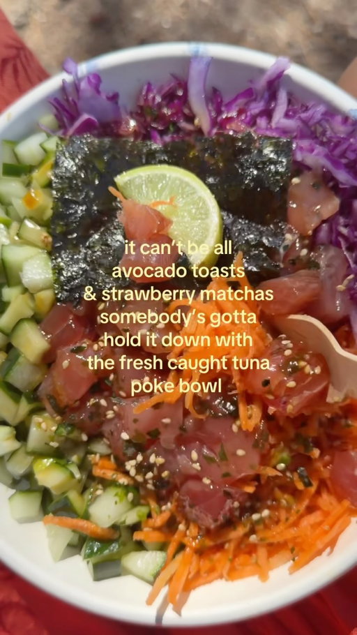 i love it raw 🤤🫣🎣 auntie said they just caught it this morning!!! 

#frenchpolynesia #moorea #pokebowl #travelinspo #foodiesofinsta