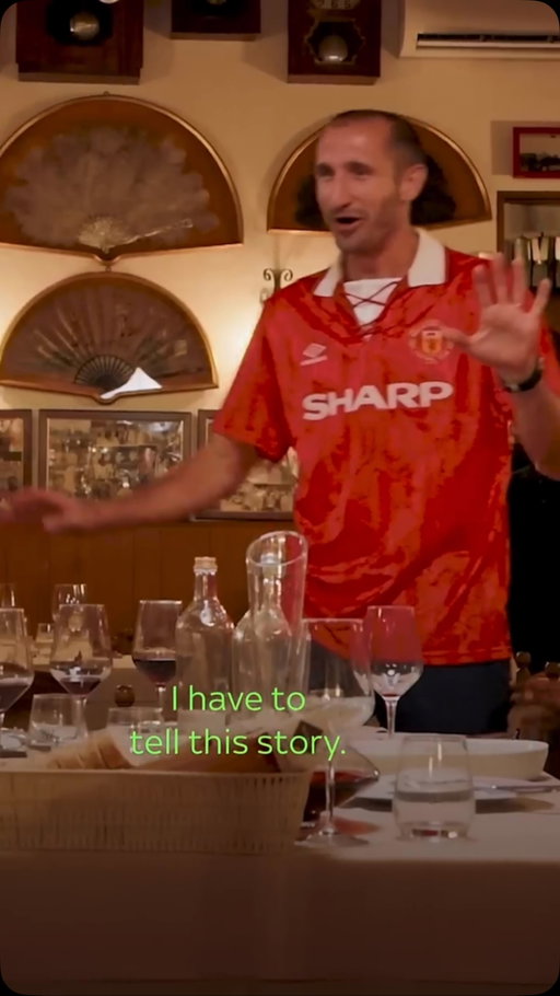 When @giorgiochiellini surprised @officialkeane16 with a Manchester United classic he picked up from us 🤯