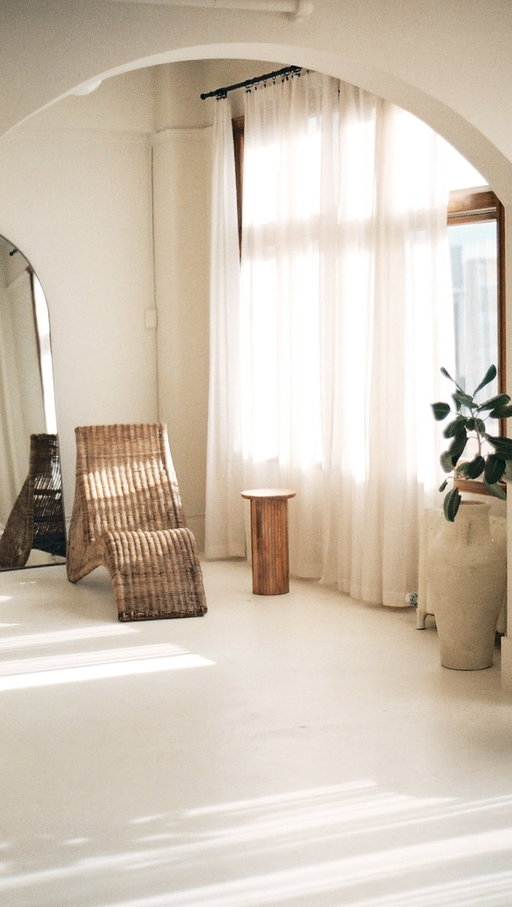 First little home reveal! 🥹 Still very little furniture in here, but these linen curtains from @onequince have literally entirely changed the space. 

I knew curtains would make a difference, but I did not anticipate just HOW much softer, warmer & more like an actual home everything would immediately feel. 

I’ve been shopping Quince Canada, which means everything is priced in CAD with duties included, plus free shipping and easy returns for 365 days, which is genuinely such a nice change when ordering online from Canada. 

New customers can also use my code INFG-26TOVOGUEORBUST10 for 10% off their first purchase 🤍 

More of the apartment coming as I slowly make this place mine… furniture eventually included 😂 

#QuincePartner