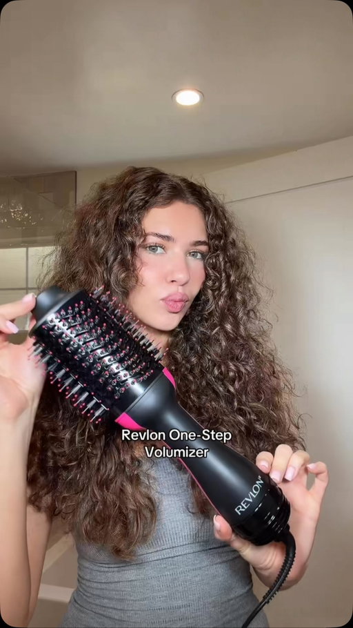 SOOOO bouncy! 😍 @revlonhairtools Volumizer hair dryer #RevlonHairToolsPartner #blowout #frizzyhair #hairtutorial #roundbrush