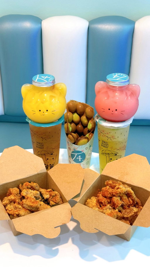 Mango Yogurt Kitty, Strawberry Yogurt Kitty, Winter Melon Tea, Fresh Lime Summer Crush, Basil Popcorn Chicken, Pandan Bubble Waffle, & Deep Fried Squid 📍 T4 🧋 ⁣
⁣
Located in Bellevue at The Marketplace at Factoria mall is T4. They have a great variety of options on the menu from milk teas, fruit teas, snack food options and more! They currently have these cute kitty yogurt series right now and it comes in a cute jar! It’s such a cute spot to hangout and have some refreshing drinks. Test your luck at the crane games they have too for some cute prizes! Come by the next time you’re shopping in the area! ⁣
⁣
Thank you @t4seattle for having us! ✨⁣
⁣
#popcornchicken #wintermelontea #bobashop #bellevuewa #cranegame