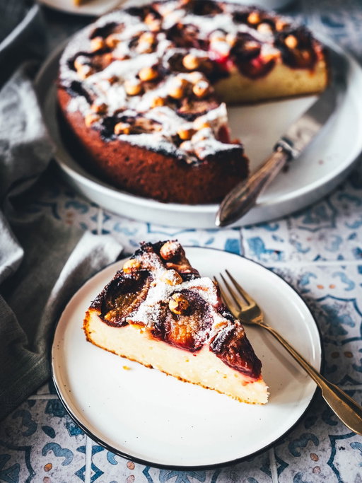 Italienischer Pflaumenkuchen mit Ricotta, Zitrone und Haselnüssen 👌🏻

Durch Ricotta und Eier wird der Kuchen extrem saftig und erinnert an einen Biskuit, ist dabei aber extrem simpel zuzubereiten. Die frischen Zwetschgen röste ich im Ofen, während ich den Teig zubereite. Geröstete Haselnusskerne sorgen für eine knackigen Biss und werden außerdem mit Puderzucker vermixt nach dem Backen über den Kuchen gestreut. 

Eine spannende Alternative zu klassischem Zwetschgendatschi oder Pflaumenkuchen mit Streuseln! 🙌🏻

👉🏻 Kommentiert jetzt 
REZEPT 
und ich schicke es euch sofort!

Weitere leckere Pflaumen-Rezepte gibt’s heute auch wieder bei @diejungskochenundbacken und @skueche ❤️