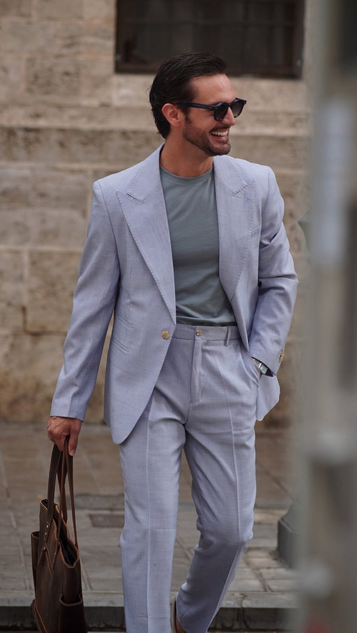 Quiet luxury, effortless style.

 Suit: @wehilion 
💼 @ovisbraun 
👞 @tomsspain 
🕶️ @anticaocchialeria 

#mensfashion #quietluxury #oldmoney #summerstyle #outfitinspiration