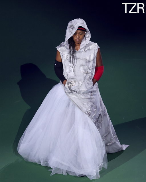 It’s not the #USOpen until #NaomiOsaka brings serious style to the court. Arriving for Day 2 at the USTA Billie Jean King National Tennis Center, the star paid a stunning tribute to Allen Iverson in a custom @whodecideswar and @nike kit commissioned by none other than @luxurylaw.

The hooded dress featured news clippings of Osaka, and beneath the hood she revealed cornrows under a headband, plus matching arm and finger sleeves—a direct nod to Iverson’s iconic 2000s game style. 

📷: Getty, @whodecideswar