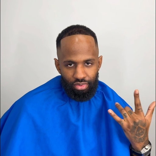 The Daejon Love files just don‘t end 😭

Prosecutors trace the scheme to February 2022 and say it continued for roughly four years, with Love cycling through aliases — Jon Love, Jordan Love, and Avril Lyto Love among them. There’s no record of him ever actually making an NFL roster, but he built the illusion through team apparel and jewelry, flashy cars, and the occasional inspirational speech, plus workout footage and a habit of carrying his helmet around in public. He found most of his alleged victims on dating apps like Hinge, Bumble, and Tinder, cultivating what looked like real relationships before bringing in his „financial advisor,“ 18-year-old Taylor Jamie Chan. To sell the con, the two reportedly fabricated account statements — one claimed balance topped $30 million — and ran three-way video calls designed to make invented investment gains look real, at times steering women toward personal loans when they didn’t have cash to give. The FBI has tied the pair to 26 known victims and roughly $1.3 million in losses across California, Idaho, Washington, and Oregon, with Love allegedly disappearing on a woman the moment her money dried up or her questions got too pointed.