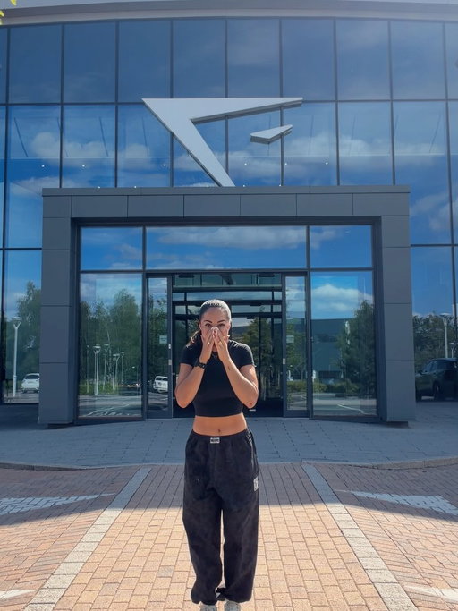 Mi trayectoria a convertirme en atleta de GymShark 🦈🇵🇷

Abril 2023: Firmé con GymShark come creadora, un sueño hecho realidad 💫

Agosto 2023: Me viajaron a su primer evento: LIFT en Los Ángeles 🦈

Aquí conocí a muchas atletas que son mi inspiración 🙊

Mi mayor apoyo, sin ti NADA ❤️ @emmanueljose

Y también fue mi primer shoot con ellos, me tomaron fotos para la campaña de Black Friday Sale🔥

Febrero 2024: LIFT Miami, donde fue la primera vez que me sorprendí con tantas que eran parte de nuestra bella comunidad 🥹🫶🏼

Septiembre 2024: Evento de LIFT NYC, icónico con mis bellas latina mamis🗽

Marzo 2026: Me invitaron a un Run Club en NYC, Analis y yo nos hicimos amigas en PR cuando vino a visitar 🗽 🇵🇷

Abril 2026: ME OFRECEN SER ATLETA 🦈🥹

Julio 2026: Viajo a los GymShark HQ por primera vez. IMPRESIONANTE!!

Me hicieron también parte de una campaña de Lily x Running 🦈

Esto fue uno de los mejores días que he tenido💁‍♀️

Fue demasiado divertido conocer a @lilylifts 💕

Yo estaba demasiado emocionada de estar en los estudios de los HQ DE GYMSHARK

Tambien entrenamos en el icónico GS LIFTING CLUB 🏋️

Agosto 2026: Al fin me anuncian como atleta 🦈🔥🇵🇷