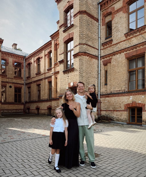 Otrā sezona, pirmā epizode 📽️ jeb Nīna turpina mācības sākumskolā, otrajā klasē. 🌸

Klasiskais foto pie mājas 🤭 Arī manā bērnībā mājas priekša tika izmantota kā fons, kur uzņemt šo svarīgo mirkli.. došanās nākamajās skolas gaitās. Turpinu to ar savām meitenēm, vismaz pagaidām, kamēr dzīvojam pie mammas!

Mana brīnumpuķīte 🥹✨

Nīna teica, ka šī esot viņas mīļākā bilde! 🦥

Māsas 🦥

Māsas vol1 🦥

Man liekas, ka Frenkijai būs perfekti atstrādāta sejas izteiksme, kad kaut kas kritīs uz nerviem, būs ieņēmusi kaut ko prātā vai vienkārši izlems nedzirdēt, ko citi saka.. viņas grimases ir vienkārši izcilas! 😈

Māsas vol2 🦥

Te jau uzreiz sapratu, ka Nils ir pieslēdziss un teicis, lai pamēdās! 😮‍💨

Frenīte bija satraukusies par Mīma uzstāšanos svinīgā pasākuma laikā! Te drošībā pie tētīša.. tā viņa sauc Nilu - mans tētītis! 🤍

Pa darīšanām, kamēr jāgaida svinīgā beigas. ✨😅

Nī 🤍

Omītes&opītis 🤞🏼

Ja pirms gada spontāni ciemos atlidoja @krissygoroveca un ieturējām svētku pusdienas kopā, tad šogad no Latgales atceļoja Nila vecāki. Kopā visi gan gardi paēdām, gan sabildējāmies, gan meitenes varēja kārtīgi samīļoties! 🌸✨🎉

Valmieras omīte un Nī! 🌸

.
Ri: uztaisam selfiju?
Nī: jā!
📸
Ri: tik jaukas bildes!!
Ni: jā, un man patīk tavi mati!

Es dievinu, ka man ir meitas! 🥹

Nīna uzsāk nopietni nenopietnas (jo mākslene ir arī tusiņš) mācības Valmieras Dizaina un Mākslas vidusskolā! Mana arsty meitene! 🤞🏼

Nu tā mums gāja! Septembri gaidījām visi! Atkal atgriešanās režīmā, katram savi pienākumi, noteikumi, darbi.. bet galvenais - gribēšana, darīšana un kopā būšana! 

Lai jaudīga jaunais mācību gads gan mazajiem ķipariem, gan arī vecākiem! Jo ir tak ko turēt! 🤭🫠

#pirmaisseptembris2026 
#otrklasniece