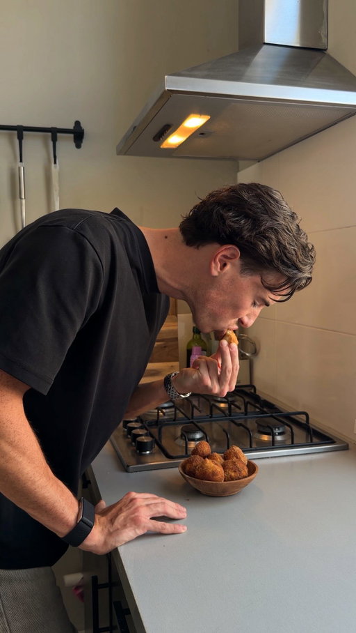 try it: high protein cinnamon bites🥮 (recipe below)

ingredients:
120g bread flour
5g baking powder
3g salt
180g fat free greek yogurt
cinnamon & stevia

*mix your dry ingredients together and add your yogurt, mix until a solid dough. Roll out your dough, cut into pieces and roll in small balls. Bake them in your airfryer/oven on 180°C for 20 mins, roll them into your cinnamon sugar coat and there you go.

Enjoy!😋