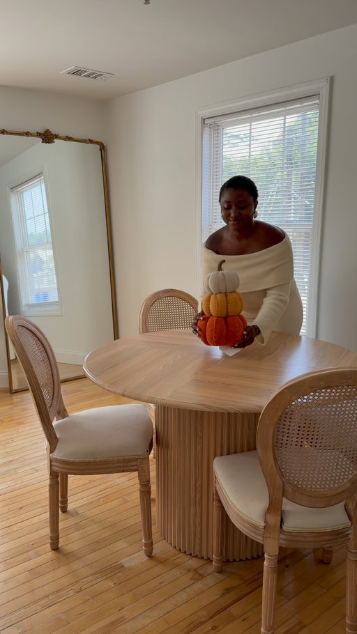 #Ad Fall is officially here, and Wayfair has the cutest Halloween and autumn décor to make your home feel cozy for the season. 🍂🎃 I absolutely love the pieces I found! They add the perfect touch of autumn and have me so excited for all the cozy moments ahead. @wayfair #WayfairCreator