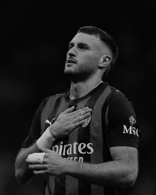 Fue un sueño cumplido jugar para AC Milan y el haber compartido este tiempo con ustedes. 
Los llevare siempre en mi corazón… 

Grazie per tuto milanistas.

Forza Milan!! ❤️🖤