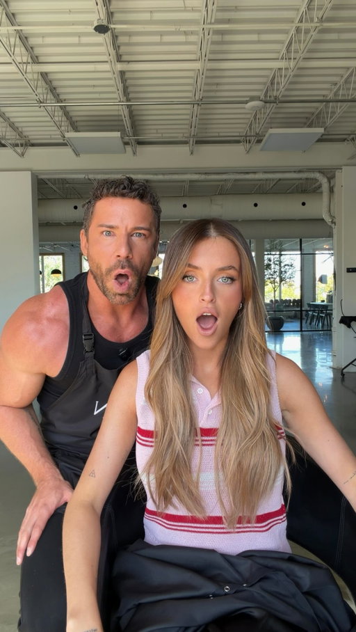 Transformation à l’aveugle pour @aliciamoffet 🙈👀

#Haircolor @maxgourgues 
#Extensions @extensionsparstephanie @selfextensions 
#Hairstyle @simonlamoureuxhairstylist 
#Makeup @makeupbyclaudiav