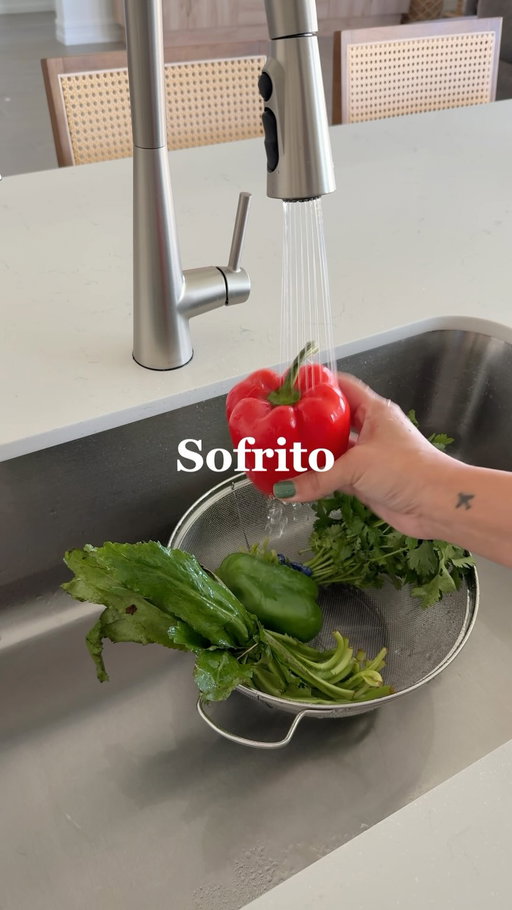 Sofrito Receta ⬇️

* 1 green pepper
* 1 red pepper
* 1 onion
* 2 whole heads of garlic
* 1 bunch of cilantro
* 1 bunch of culantro
* ½ cup of oil

Wash and cut everything, then blend it all together until smooth. Store in the fridge or freeze it in small portions.

#sofrito #latinacontentcreator #puertorico #recetas #receta @getgraza @nutribullet