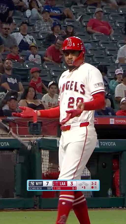 Everyone from the umpire to coaches and fans was trying to convince Jose Siri that the count was 3-2

#umpire #mlb #baseball #yankees #losangelesangels