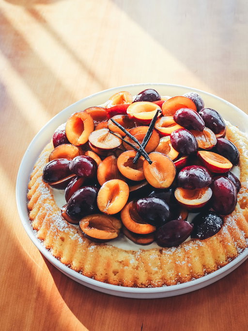Pflaumen-Marzipan-Kuchen mit Vanille und Crème fraîche 😍

Diesen Kuchen habe ich das erste Mal vor 15 Jahren gebacken und finde ihn immer noch so genial!
Der Obstboden besteht nur aus Marzipanrohmasse und Eiern, belegt wird er mit Zwetschgen, Crème fraîche, Ahornsirup und Vanille 👌🏻 Super einfach, genial lecker und echt mal was anderes!

👉🏻 Kommentiert jetzt einfach mit dem Wort
REZEPT
und ich schicke es euch direkt zu! 🙋🏼‍♀️

❤️ Weitere Pflaumen-Rezepte gibt es heute außerdem bei @diejungskochenundbacken @skueche @feiertaeglich und @zimtkeksundapfeltarte