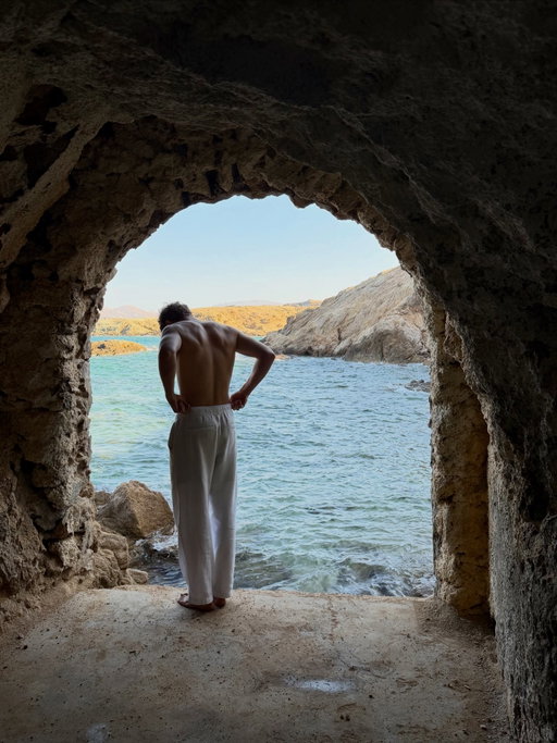 Since I only seem to post when I’m away🇬🇷

Hard to believe as a European traveler but Greece is new country on my list. Haven’t showed to much of my life and what I’m up to lately. Took a step back from social media and focussed more on videography which gives me a lot of energy at the moment. Right now hopping between islands for the next two weeks filming a project for a travel agency. The type of jobs I enjoy the most. But in the free days before “work” starts I had to explore the island my way:)