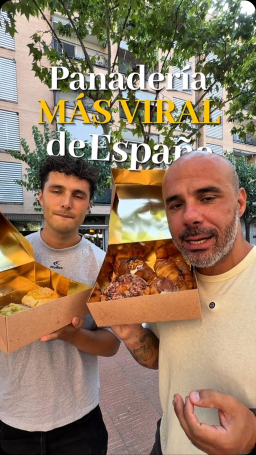 Por fin hemos podido probar la pastelería/ panadería familiar más famosa de España 🇪🇸, se llama @delikatessen1999 , la familia es encantadora y según mi colega @soymonxu y un servidor lo que hacen lo hacen Muuuuuuy bien!! Imprescindible su donut de bacon y sus croissants salados, van cambiando de sabores así que quizá si vais os encontréis uno de cocido o de paella 😂 quién sabe? Lo que está claro es que estará bueno 😍