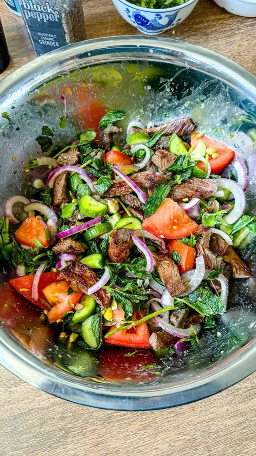 Thai Beef Salad @farahjeats 

Comment “recipe” and I’ll send it to you 🫶

This Thai Beef Salad (Yum Nua) is an easy 20-minute dish that’s packed with flavor. Of seared beef, fresh herbs, and crisp vegetables tossed together with a spicy and tangy lime dressing.

#asianfood #easyrecipe #foodie #quickrecipe