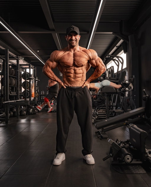 People have mistaken my quietness on here for not wanting this Olympia as much as the others…and that we are not working! You couldn’t be further from the truth… in fact quite the opposite! This year I am bringing Ryan Terry 4:0 and putting to bed any doubts of not getting my fourth Olympia title 👊🏼