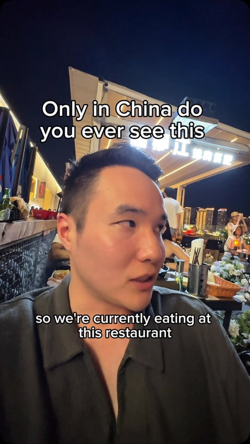 Most Chinese thing to do ever 

#mengmengduck #chongqing