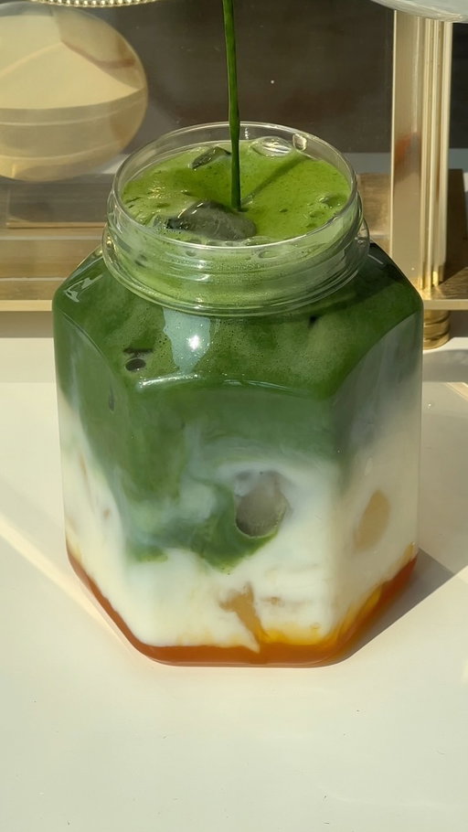 brb drinking this everyday for the rest of the summer 😎 (& yes, it is still summer until sept 21st 😭)

iced passionfruit jasmine matcha latte 🍊🍃🍵

recipe:
〰️25ml passionfruit syrup
〰️ice
〰️1/4cup jasmine tea
〰️1/4cup milk
〰️matcha (2tsp matcha + 50ml warm water)

#homecafe #refreshingdrink #matcharecipe #matchalover #matcha