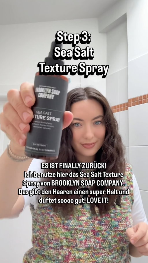 Es ist endlich zurück und besser denn je! 

Das Sea Salt Texture Spray sorgt für ein mattes Finish & natürliches Volumen, wie frisch vom Strand. 🌊🐚

Unser Geheimtipp für den Wavy Look. 👀 
Nicht gatekeepen, weiterschicken! 

#brooklynsoap #zerobullshit #wavyhairroutine #seasaltspray #fy