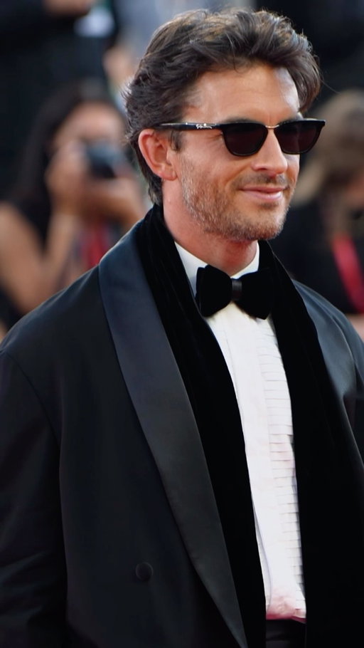 Catching @jbayleaf’s air kiss like my life depends on it!!

Jonathan Bailey appeared on the red carpet for the ‘Ink’ screening and opening ceremony during the 83rd Venice International Film Festival and we are just watching this video on loop...

Video: Getty