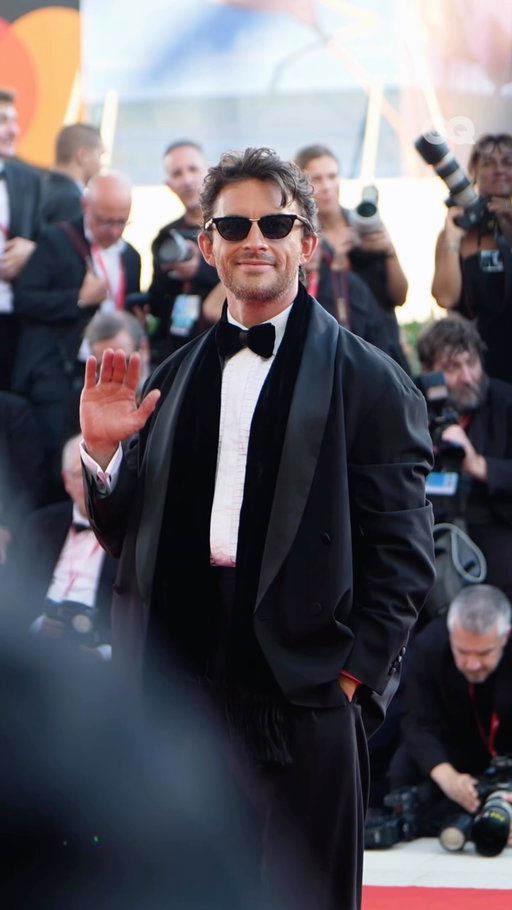 The best tuxedo is one you’ll wear any old weekday—even if you happen to be at #VeniceFilmFestival. Take cues from @jbayleaf, who pulled up to the festival’s first day wearing @giorgioarmani. 

At the link in bio, shop our editors’ favorite picks for your own Venice-worthy tuxedo.