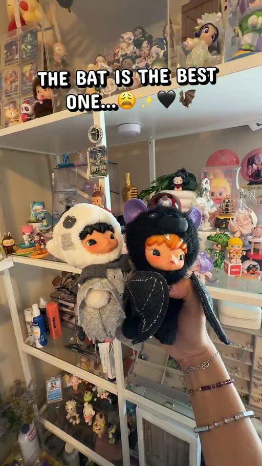 the magnetic hirono from the Halloween after dark series is my favorite… I need 10 more of these🦇🖤✨  
 
 
 
#hirono #hironoafterdark #halloween #plushies #popmartus