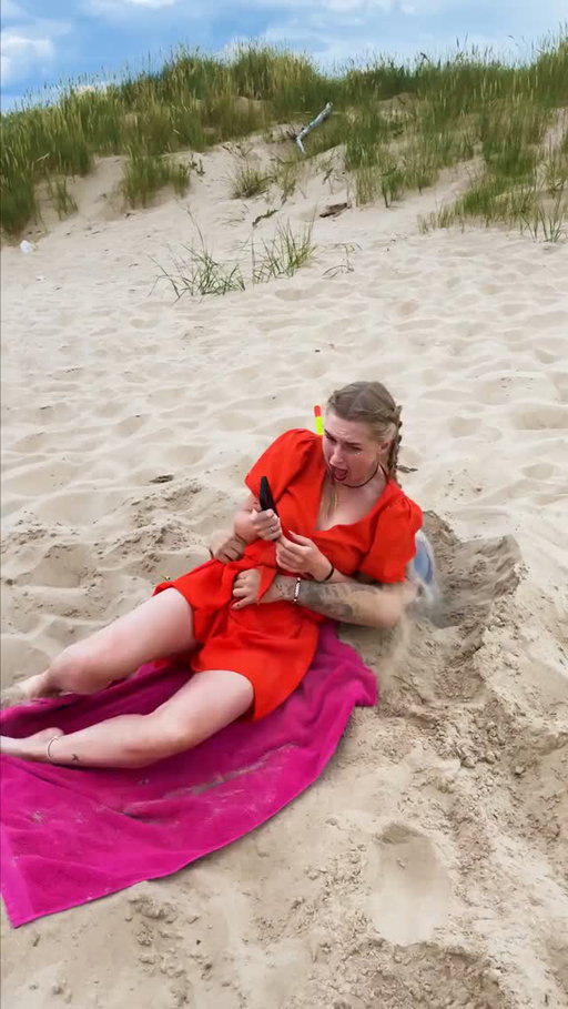 When the family gets a little too creative at the beach ⛱️

#beachprank #grandpaprank #funnyprank