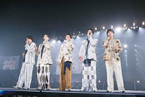 1999年結成ー嵐
相葉雅紀、松本潤、二宮和也、大野智、櫻井翔

5人はどう「嵐」に向き合い、
2026年のあの日にどのように幕を下ろしたのか

総監督・是枝裕和　ドキュメンタリーフィルム
Prime Original 『5 - 嵐という時間 -』
12月15日(火) 世界独占配信

『ARASHI LIVE TOUR 2026「We are ARASHI -Prime Video Edition-」』
12月21日(月) 世界独占配信