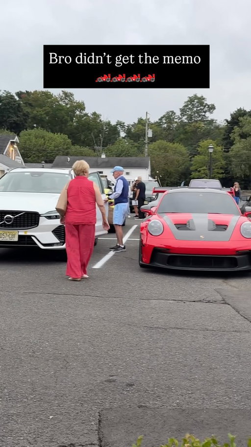 Bro didn’t get the memo 🏎️🏎️🏎️🏎️ @cars_and_social #gt3rs #mclarenartura #12cilindri #720s #carshow