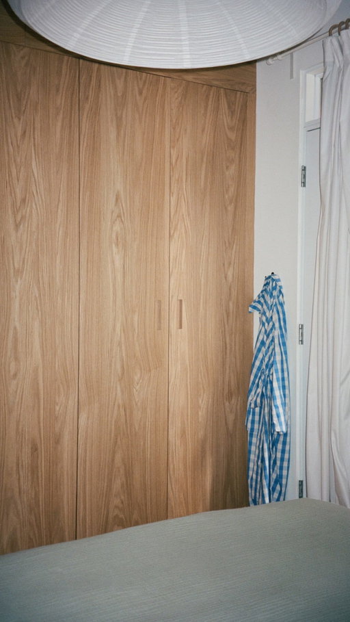 On était dû pour un petit update de chambre, et @bofronts est venu à ma rescousse. On a simplement recouvert nos caissons PAX IKEA avec leurs façades sur mesure, et on est passé de « ben normal » à « je vis dans un hôtel ». Le résultat est tout simplement magnifique. ✨✨✨ N’hésitez pas à faire appel à eux pour vos projets de recouvrement IKEA! #collab