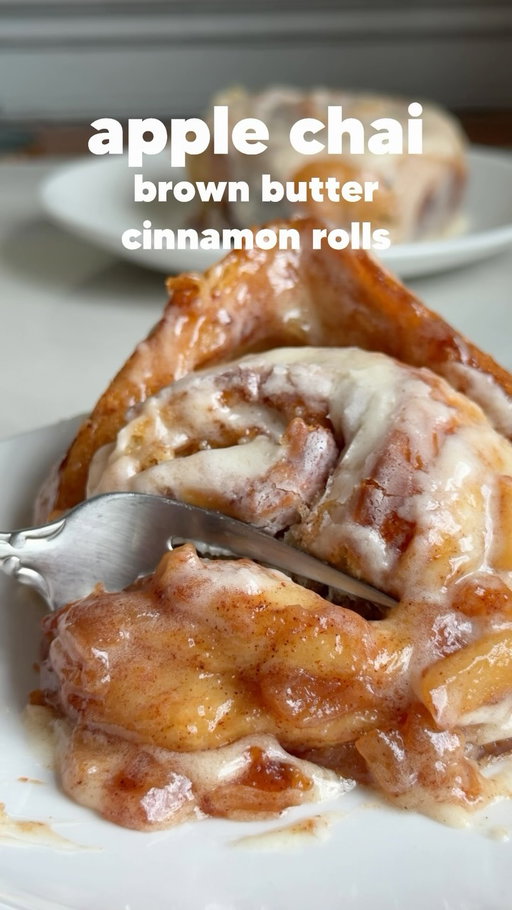 CHAI APPLE BROWN BUTTER CINNAMON ROLLS to kick off fall baking season. Made with a gorgeous buttery brioche thanks to my @bellakitchen STIR mixer. Comment “recipe” if you want the recipe sent straight to you! #bellapartner
