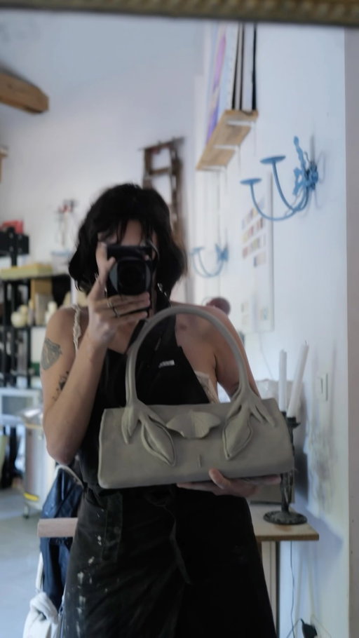 Je voulais un Louboutin.
J’avais de la terre.
On fait avec ce qu’on a. 🥲🦋

La couleur au prochain épisode.
