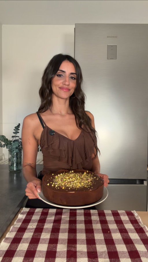Tarta de Nutella 🍫

INGREDIENTES: (molde 20cm aprox)
Base:
-270g de galletas maria de chocolate 
-100g de mantequilla 
Relleno:
-300g de queso crema tipo Philadelphia 
-250g de mascarpone 
-150g de crema de chocolate y avellanas 
-70g de azúcar 
Cobertura:
-Crema de chocolate y avellanas (yo la caliento unos segundos al micro para que sea más fácil de extender)

👩🏽‍🍳 PREPARACIÓN:
-Una vez hecha, deja reposar unas horitas en la nevera para que coja consistencia.

#recetasfaciles #recetascaseras #chocolate #nutella #tarta