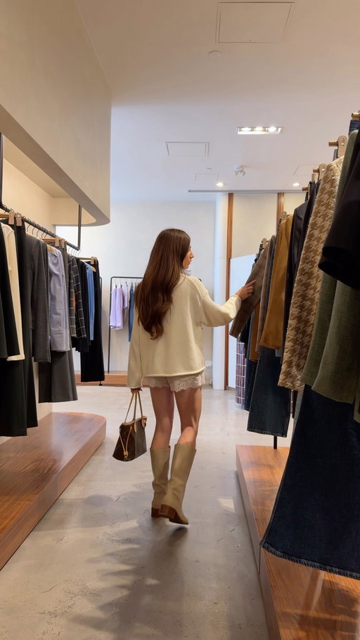 My fall hot list is officially coming together and @cfchinookcentre is always my first stop for finding everything on my list and discovering new pieces!! #ad #cadillacfairview #meetyouthere 🤎🍂

I found so many staples and trend-forward pieces to add to my list. My favourites had to be the hawk high rise cuffed jean and bustier with high rise wide leg pant from @smythebrand and the low rise baggy white denim with the funnel neck bomber jackets from @urbanoutfitters ! I already can’t wait to go back!! 🤎