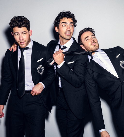A few new snaps from my shoot with the @jonasbrothers! ✨