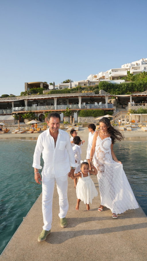 Everyone thinks Mykonos is a party island… meanwhile this is Mykonos with 4 kids 😂🇬🇷

And this was all BEFORE we made it to Nammos. Part 2 is where things get interesting…

Comment SET and I’ll send you the link to my towel set 💛 

#mykonos #familyvacation #travelwithkids #luxurytravel #momof4