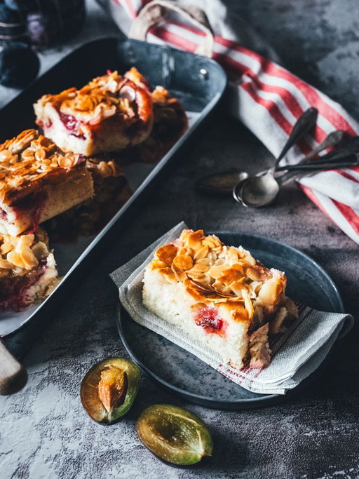 Blitzschneller Zwetschgenkuchen mit Mandeltopping 🙌🏻

Wer Lust auf schnellen Pflaumenkuchen ohne Hefeteig hat, ist bei diesem Rezept genau richtig! Als eine MIschung aus einem Becherkuchen und einem einfachen Butterkuchen wird hier ein schneller Rührteig mit Sahne statt mit Butter angerührt. Auf die Zwetschgen kommt außerdem ein wunderbares Mandeltopping mit Honig und Sahne, wie man es von Bienenstich kennt. Geht ganz einfach und ist unter 1 Stunde fertig 👌🏻

👉🏻 Lust aufs Rezept? Anwortet jetzt einfach mit dem Wort
REZEPT
und es landet direkt in euren Nachrichten! 📮

Noch mehr Pflaumen-Rezepte gibt es heute wieder bei @zimtkeksundapfeltarte @diejungskochenundbacken @feiertaeglich und @skueche 😍😍