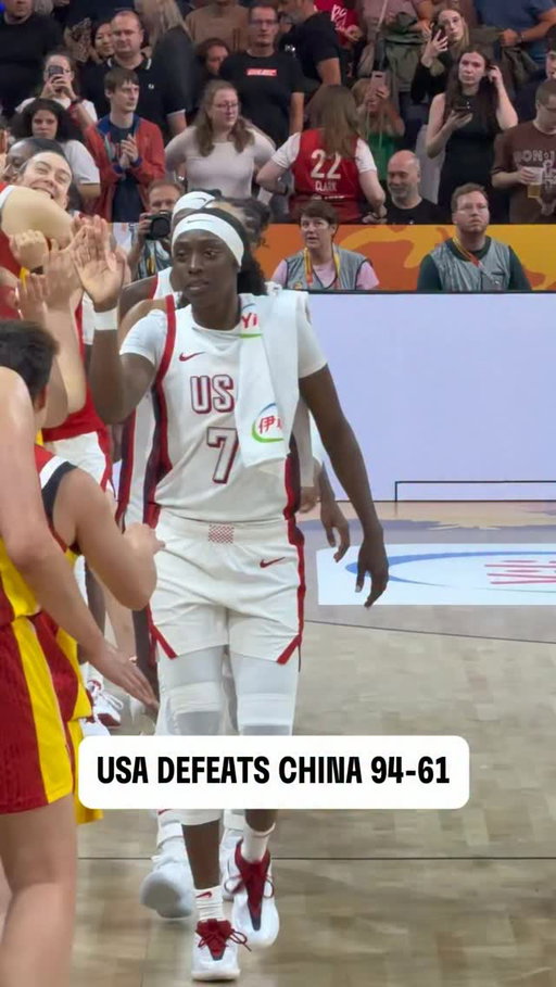 FIRST DUB IN BERLIN 🤩

@usabasketball improves to 1-0 after defeating China, 94-61.

Paige Bueckers: 14 PTS (6-9 FG) | 4 AST | 2 STL
Rhyne Howard: 14 PTS
Caitlin Clark: 14 PTS | 3 REB | 11 AST
Jackie Young: 12 PTS | 3 REB | 3 AST

#USABWNT | #FIBAWWC