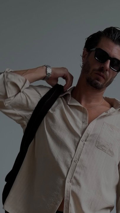 Texture keeps the neutral shirt from feeling flat, while the olive chinos add just enough contrast without overpowering the look. 

Grey sneakers keep it relaxed, and the dark brown leather bag ties into the earthy tones and makes everything feel more put together 🤎 

Simple colors. Different textures. Easy balance ✌🏼 

#MensStyle #MensFashion #NeutralOutfit #SmartCasualStyle #EverydayMenswear