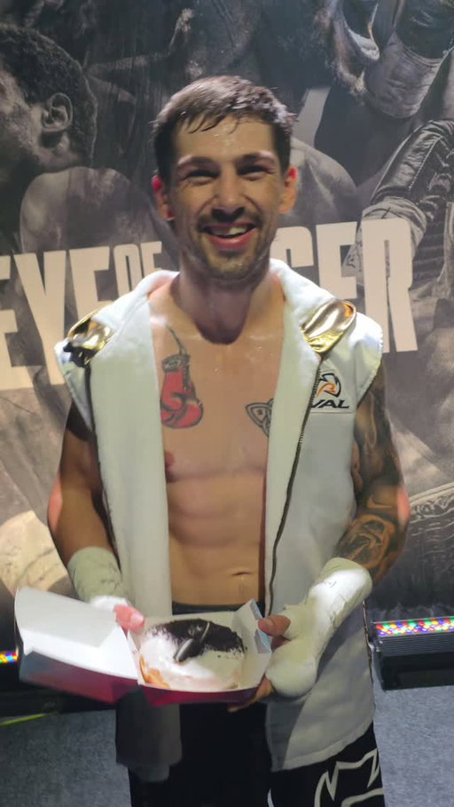 @wyattsanford gets his post fight @homers_mtl Victory Donut @homies_canada

@punchinggrace 
@eottm_boxing 
@daznboxing 

#boxing #boxeo #boxe