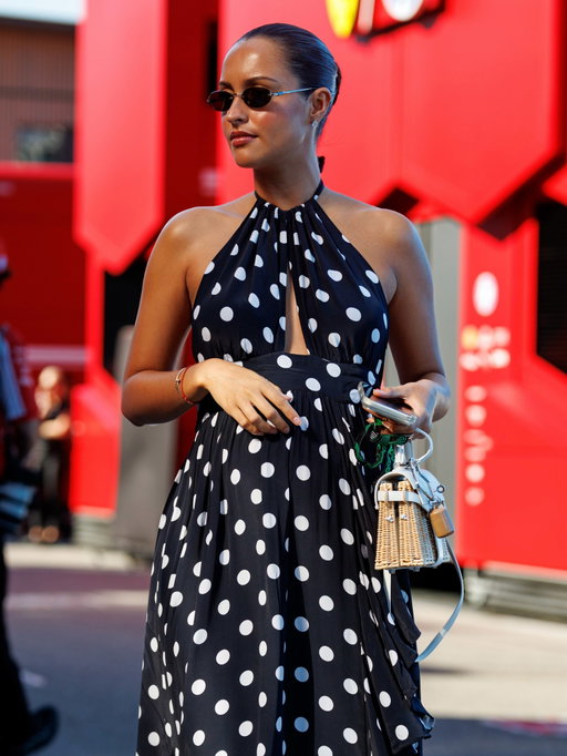 #AlexandraLeclerc is no longer just the queen of F1 WAGs, but also one of the queens of fab maternity dressing. She stepped out to support her hubby #CharlesLeclerc at the Italian Grand Prix in Monza in a polka dot halter sundress and a wicker @hermes Kelly bag. Wondering if her and Charles plan to see ‘Wicker’ (2026) this winter?

📷: @gettyimages
