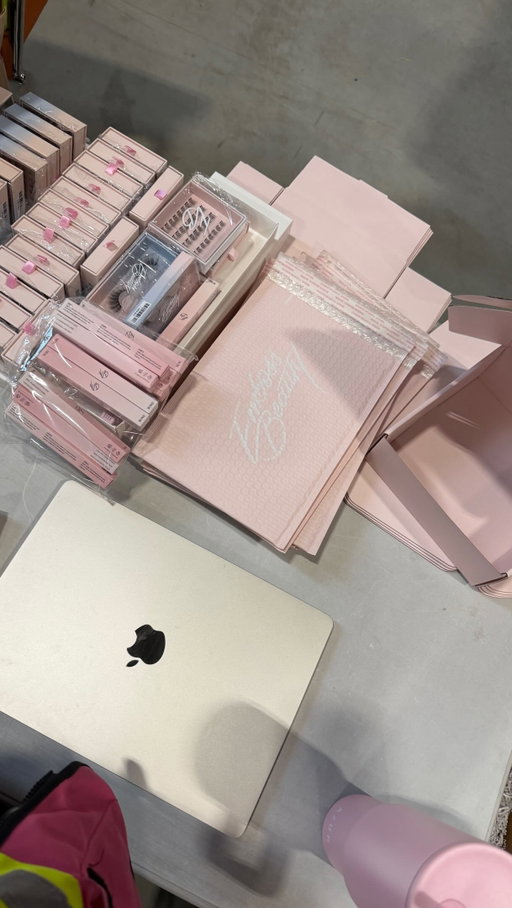 so excited that CL05 & CL06 are finally here 🎀 designed by @judylim.makeup and myself to bring you the most comfortable, high-quality Asian-inspired cluster lash styles 🩷